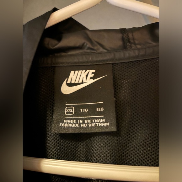 Black Nike windbreaker size xxl Worn a few times well loved and cared for! - Picture 5 of 5